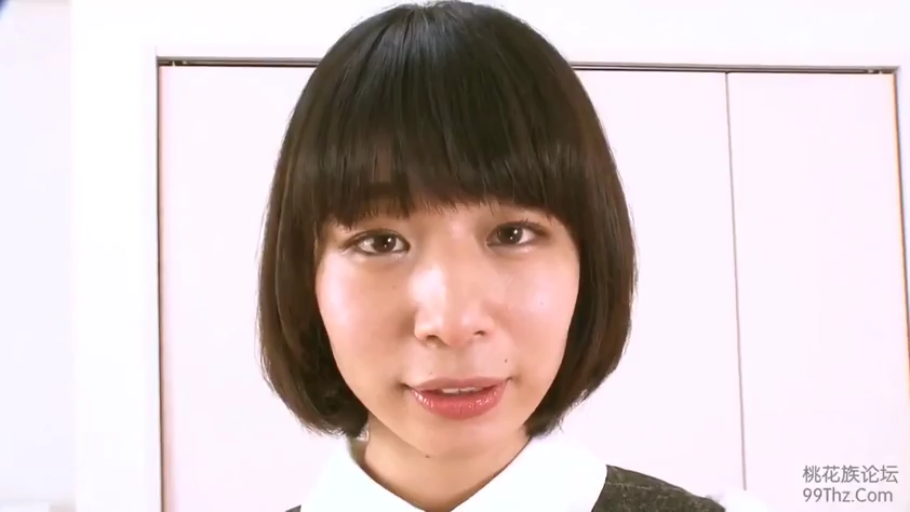 室内 · 脸部特写 · 自然 · 注视镜头 · 短发 · 正面 · 白领上衣