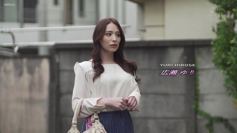 忧郁 · 半身特写 · 手提包 · 凝视 · 侧身站立 · 白色雪纺衫 · 户外住宅区 · 广濑由里