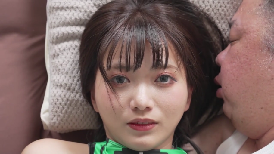 床上 · 无奈 · 绿色上衣 · 女性面部特写