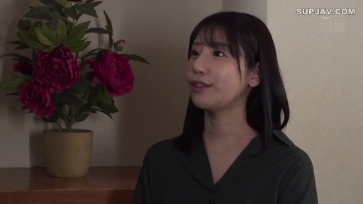 室内 · 顔部のクローズアップ · 微笑 · 花盆 · 深绿色翻领衬衫