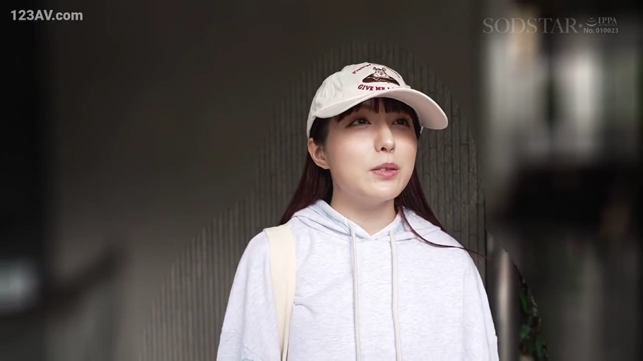 站立 · 自然 · 注视 · 户外 · 头部特写 · 自然光 · 白色卫衣 · 包带