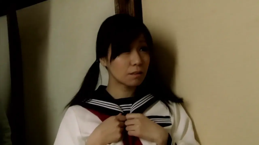 室内 · 中景 · 水手服 · 双马尾 · 靠墙站立 · 紧抓衣领 · 担惊受怕