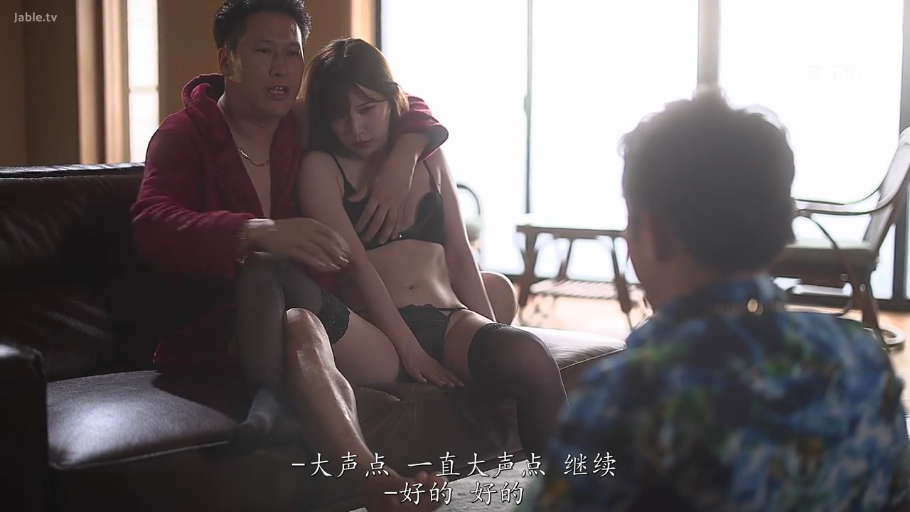 室内客厅 · Chinese subtitles · 黑色吊带丝袜 · 女性上半身特写 · 女性疲惫无神 · 红丝绒浴袍