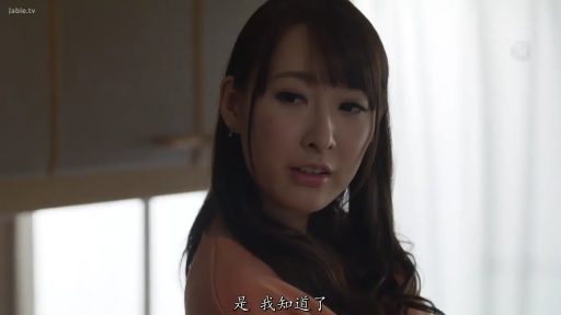 脸部特写 · 略带严肃 · 居家室内 · 淡橙色上衣