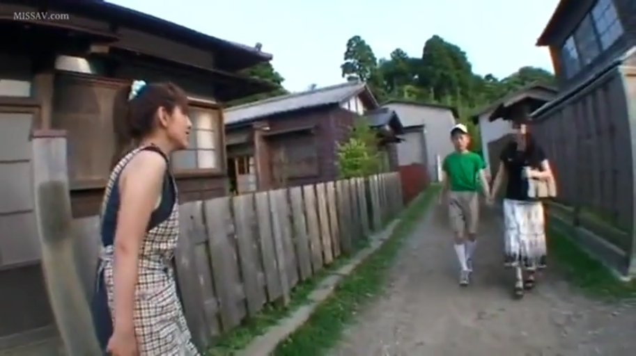 格纹围裙 · 乡村小路 · 正常交谈表情 · 室外自然光