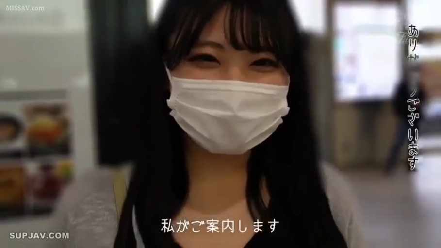 室内 · 微笑 · 便服 · 注视镜头 · 长发 · 头部特写 · 口罩 · 正面站立