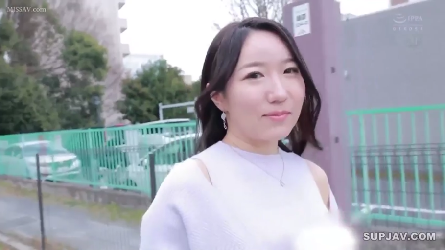 脸部特写 · 柔和 · 户外街道 · 浅紫色露肩针织衫