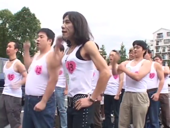 搞怪 · 深色长裤 · 户外 · 胸前数字贴纸 · 前排男子面部 · 胸前贴有编号