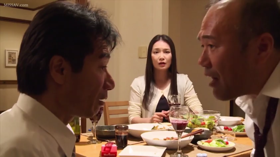 坐姿 · 严肃 · 中景 · 剧情 · 衬衫 · 餐厅 · 红酒 · 争吵