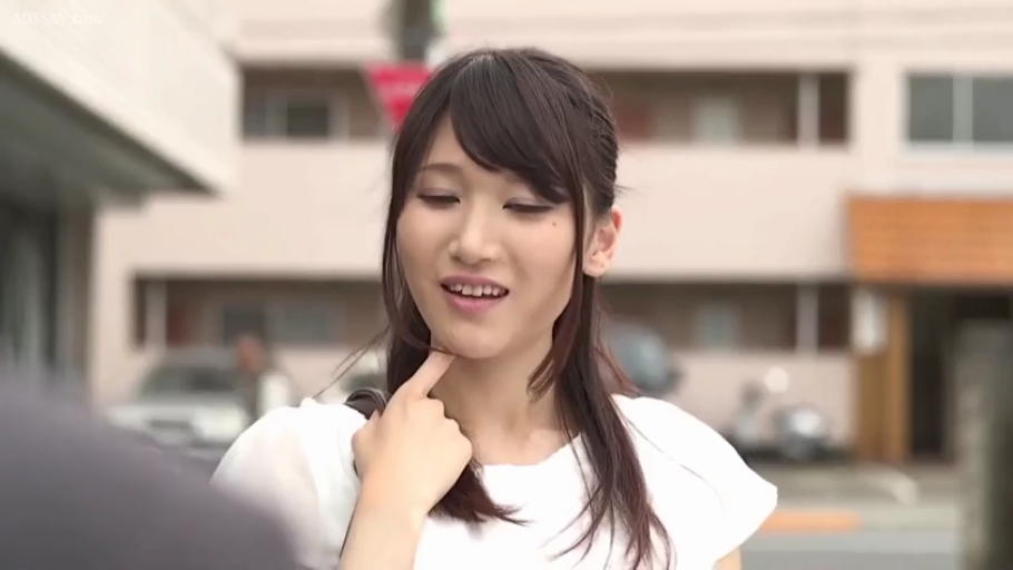 白色短袖 · 站姿 · 微笑 · 面部特写 · 对话 · 户外 · 亚洲女性