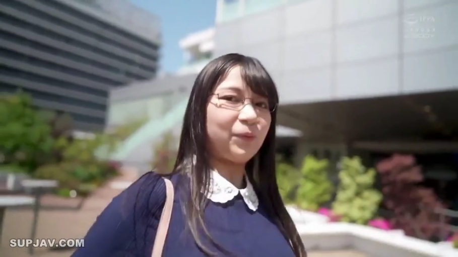 眼镜 · 脸部特写 · 站立 · 微笑 · 注视 · 长发 · 蕾丝领连衣裙 · 室外建筑