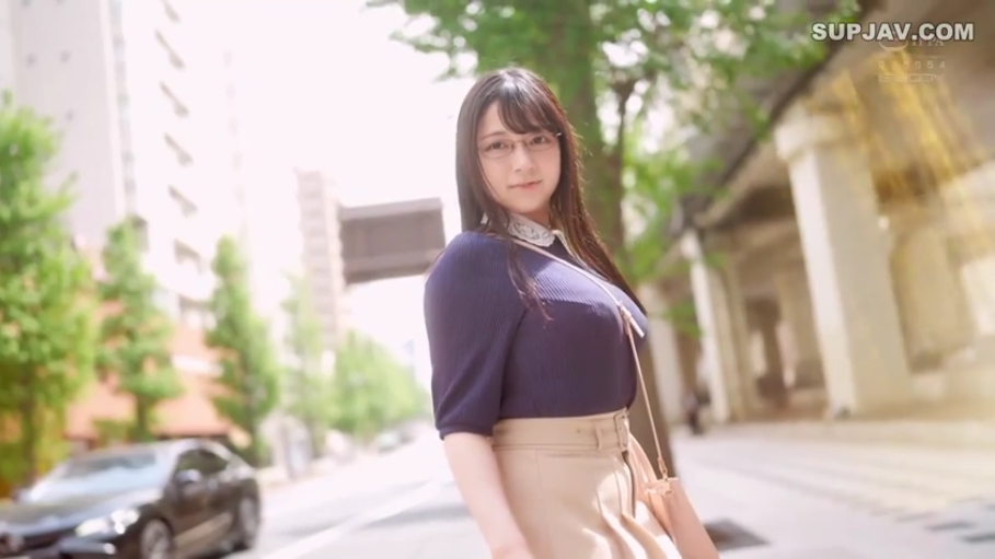 包 · 上半身特写 · 温柔 · 户外街道 · 逆光效果 · 深蓝色短袖针织衫