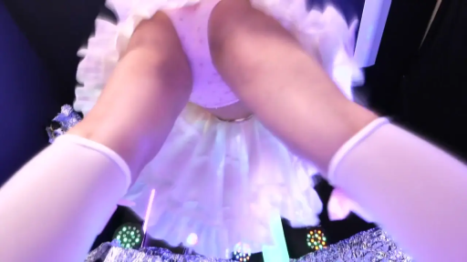 白色百褶裙 · 内裤特写 · 室内舞台 · 灯光照射