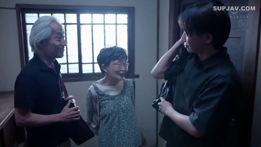 房间 · 交谈愉快 · 深色POLO衫 · 背包