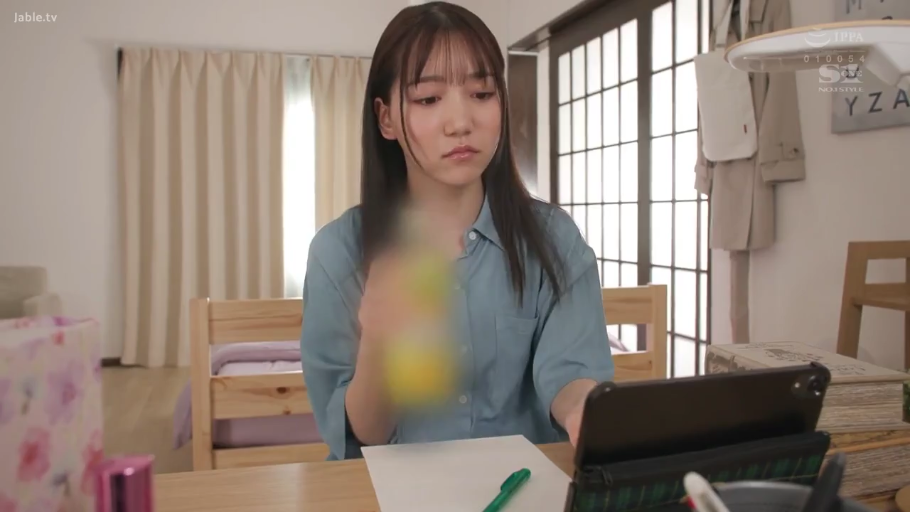 坐姿 · 专注 · 卧室 · 半身 · 长发 · 蓝色衬衫 · 平板电脑 · 注视屏幕