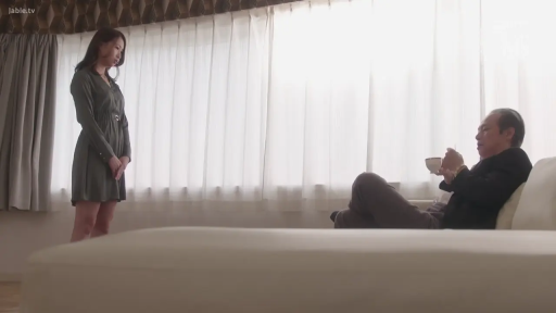 站立 · 全景 · 酒店房间 · 剧情 · 茶杯 · 冷淡 · 对峙 · 连衣短裙