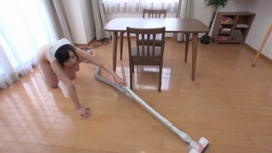 Living room · 专注 · 女仆头饰 · 吸尘器 · 全身俯拍