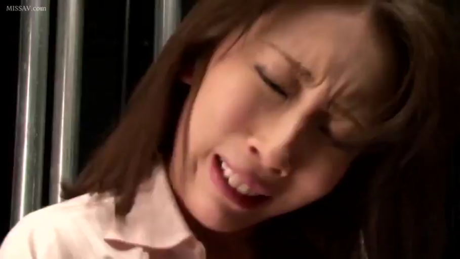 室内 · 脸部特写 · 衬衫 · 侧头