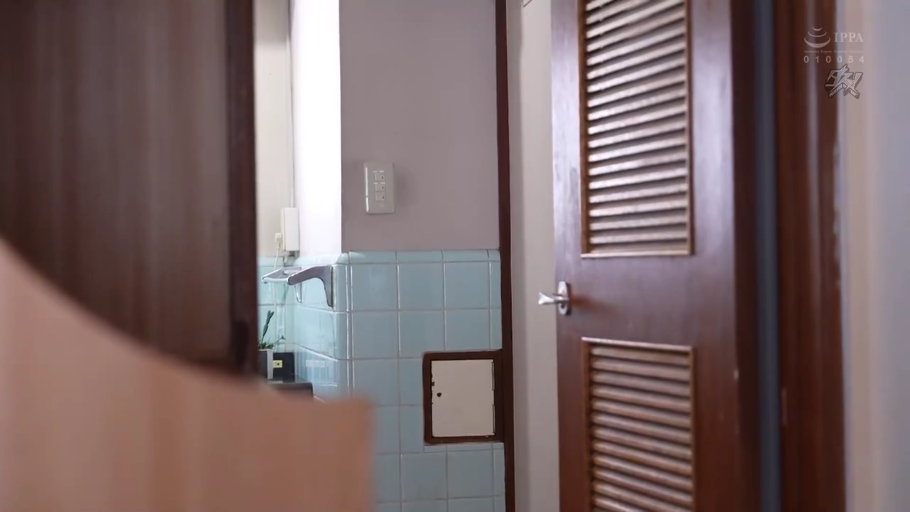 坐姿 · 面部 · 全裸 · 浴室 · 浴缸 · 洗澡 · 沉静