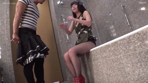 坐姿 · 全身 · 浴室 · 红色短靴 · 微笑 · 交流互动