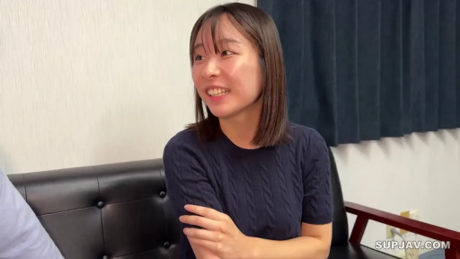 沙发区 · 上半身中景 · 放松 · 深蓝色针织短袖