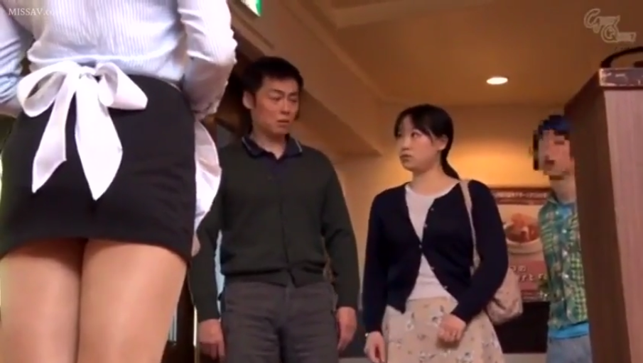 站立 · 超短裙 · 下半身特写 · 餐厅