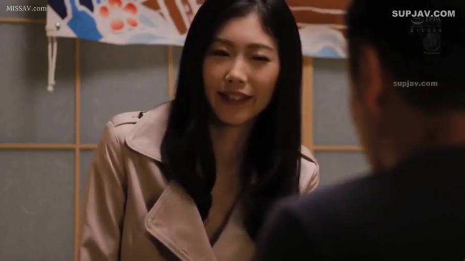 室内 · 坐姿 · 交谈 · 面部 · 微笑 · 长发 · 风衣