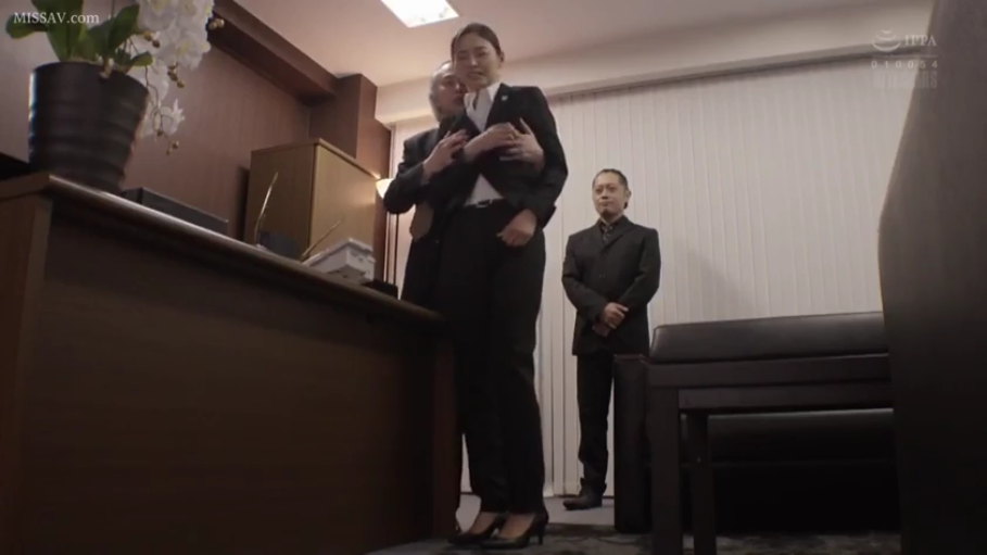 全身 · 办公室 · 办公桌 · 站姿 · 职业装 · 痛苦 · 职场 · 侵犯