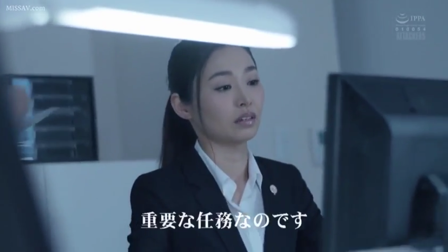专注 · 办公室 · 深色职业西装外套 · 面部特写 · 办公电脑 · 画面下方带有日文字幕