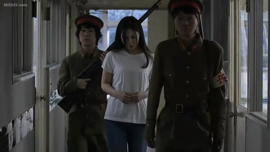 中景 · 行走 · 旧式军装 · 室内走廊 · 低落 · 步枪 · 押解 · 俘虏题材