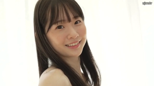 室内 · 微笑 · 面部特写 · 裸露肩膀