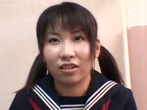 室内 · 脸部特写 · 水手服校服 · 面无表情