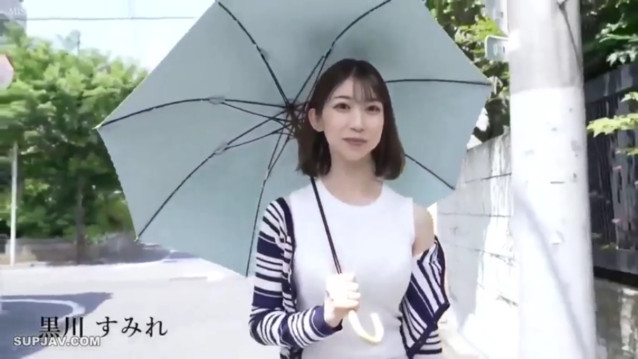 微笑 · 面部特写 · 户外 · 条纹外套 · 遮阳伞