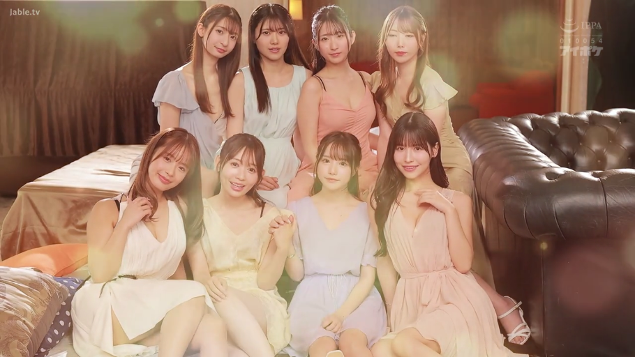 Indoor · Sitting Posture · 全景 · Sofa · Smile · 多人 · 连衣裙 · Group photo