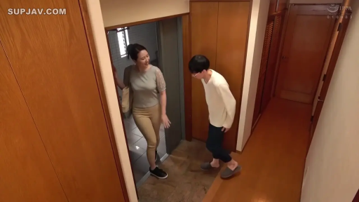 站立 · 全景 · 自然 · 休闲装 · 手提包 · 玄关 · 迎接