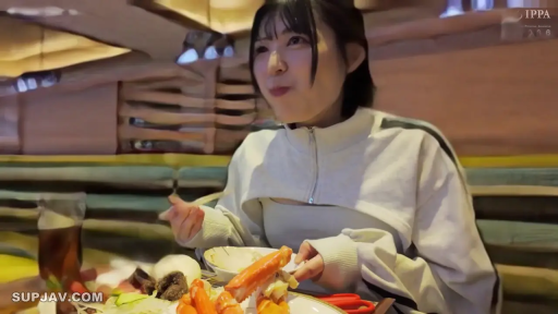 坐姿 · 半身 · 餐厅 · 用餐 · 运动衫