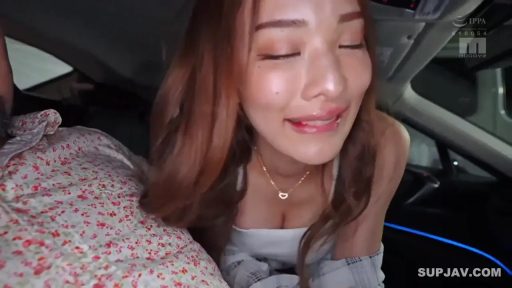 俯身 · 脸部特写 · 车内 · 白色低胸背心