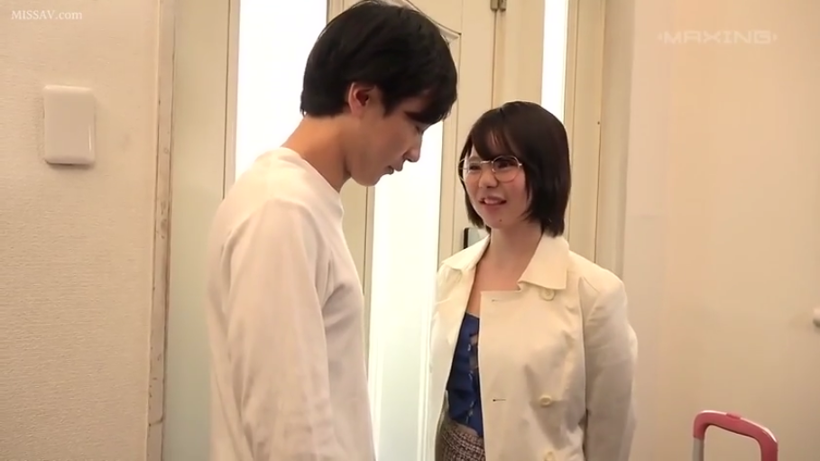 行李箱 · 头部特写 · 室内走廊 · 微笑着看着对方 · 女子穿白色外套内搭蓝色上衣