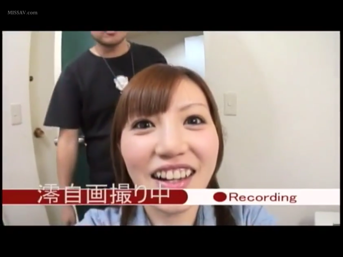 大笑 · 室内房间 · 浅色上衣 · 女性面部特写 · 录制提示文字