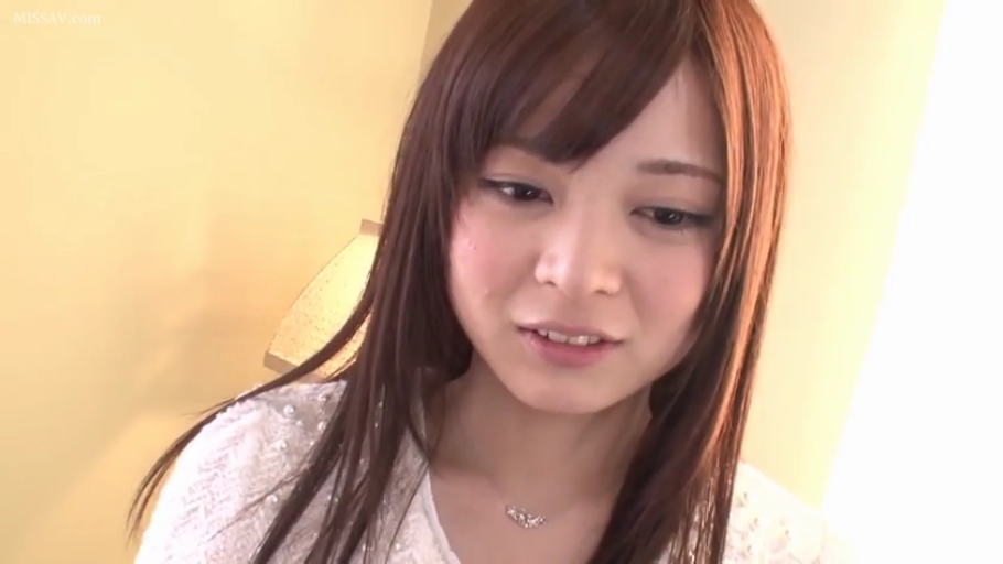 室内 · 坐姿 · 微笑 · 面部特写 · 白色蕾丝上衣 · 注视