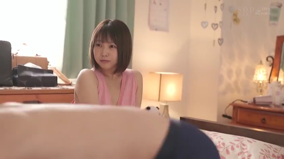 坐姿 · 卧室 · 中景 · 平静 · 台灯 · 注视 · 粉色背心 · 短发