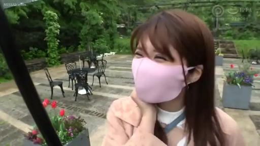 站立 · 中景 · 微笑 · 互动 · 户外花园 · 口罩 · 粉色外套 · 街头