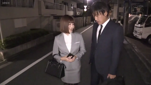 白色内搭衬衫 · 夜晚街道 · 黑色公文包 · 男子面部侧写 · 男子表情严肃 · 街灯背景