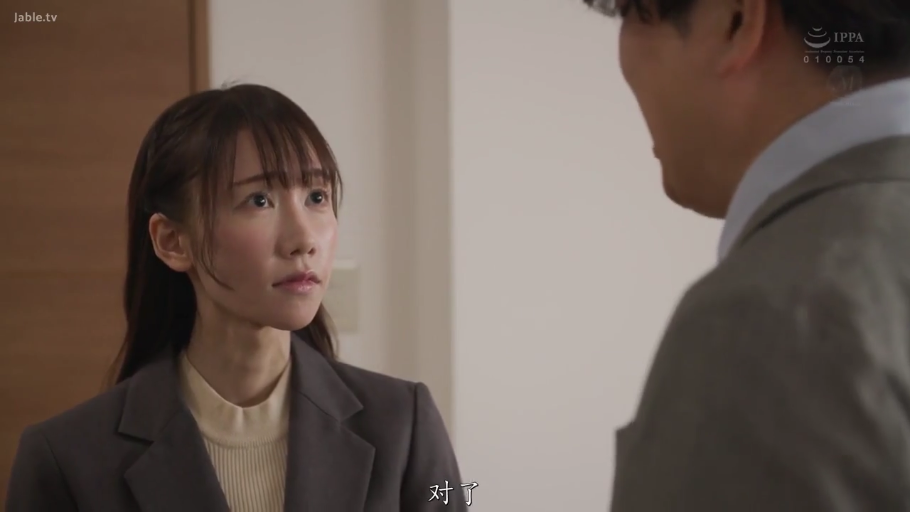 办公室 · 冷静 · 女性面部特写 · 米白色高领针织衫