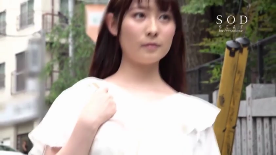 脸部特写 · 自然 · 白色上衣 · 室外