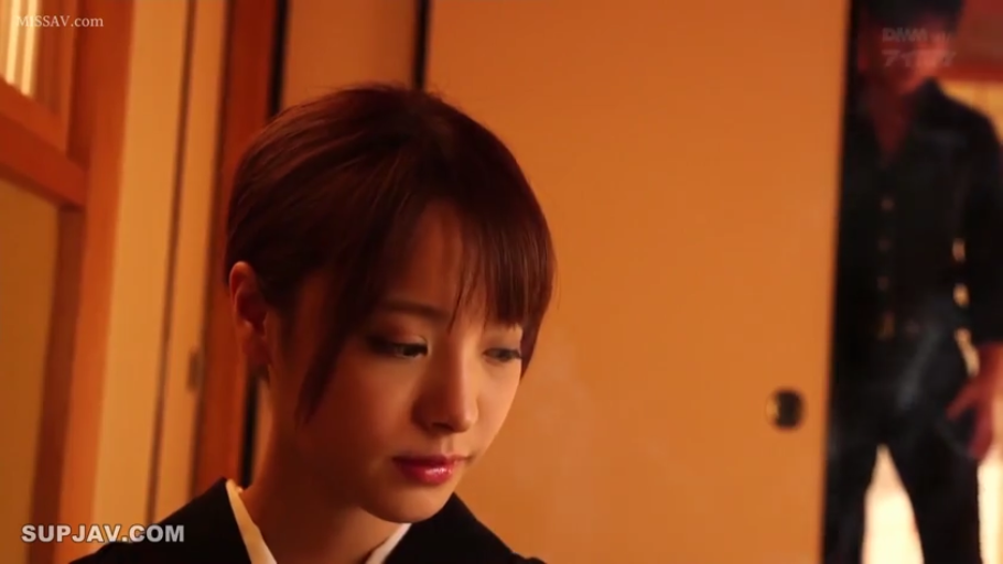 坐姿 · 和室 · 面部特写 · 黑色和服