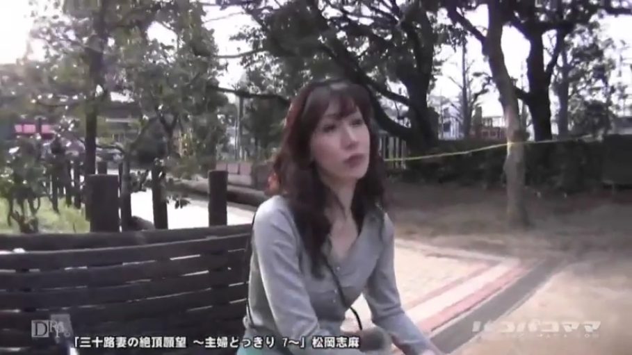 倾听 · 公园 · 户外背景 · 人物面部特写 · 灰色长袖上衣