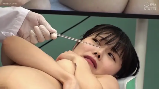 裸体 · 紧缩眉头 · 诊室 · 玻璃棒 · 玻璃棒特写 · 佩戴白色医疗手套