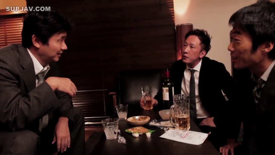 酒吧或包厢 · 酒杯 · 领带 · 室内光线较暗 · 神情严肃