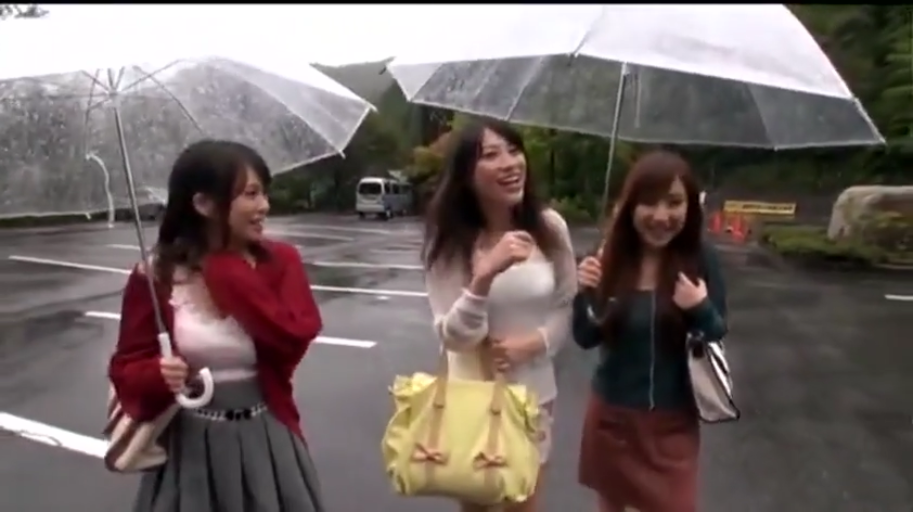 透明雨伞 · 欢笑 · 户外停车场 · 深色长袖配短裙 · 下雨天气